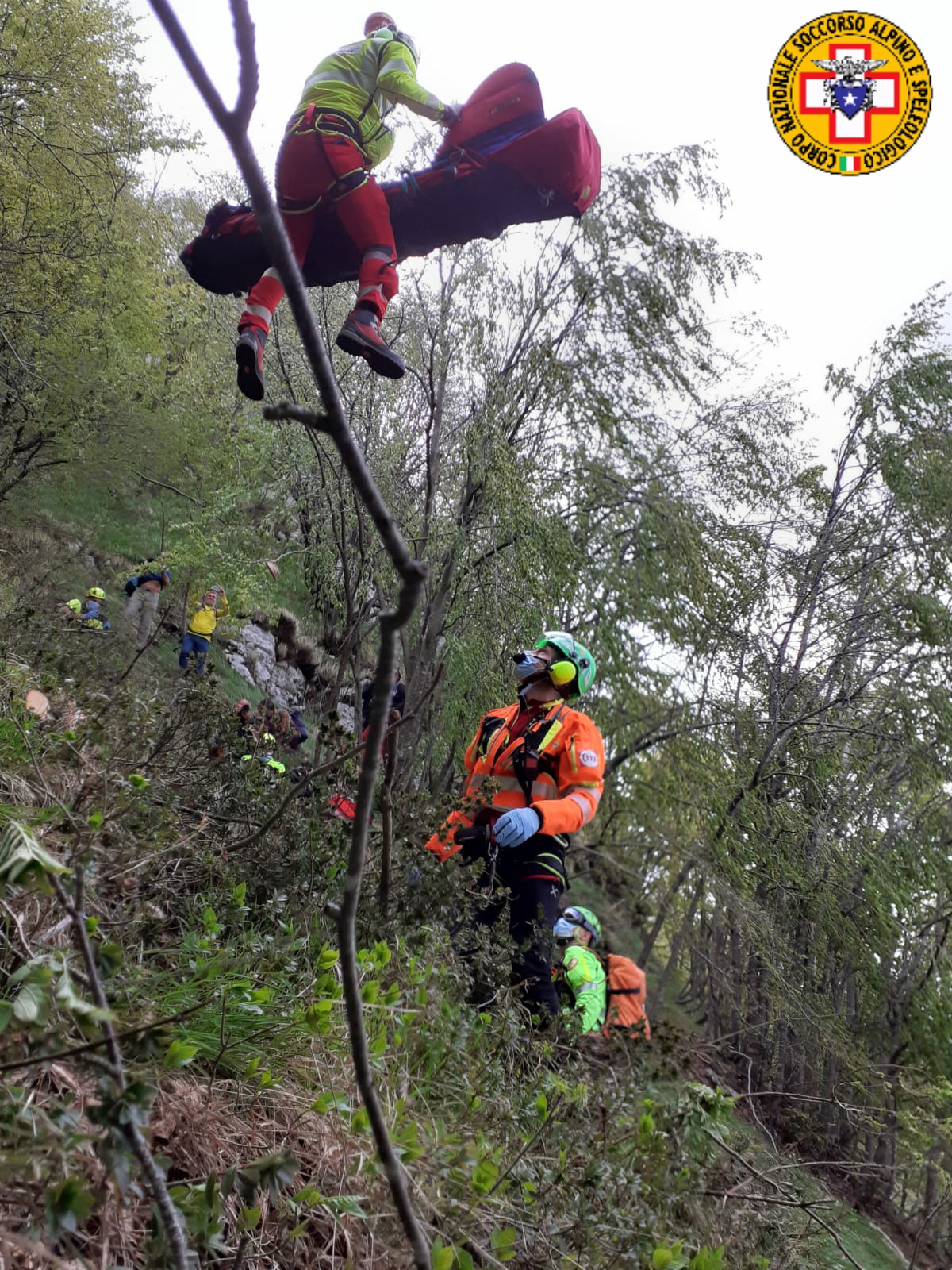 MONTEREALE VALCELLINA: CADE E RUZZOLA A TERRA PER UNA DECINA DI METRI, RIPORTANDO MOLTI TRAUMI